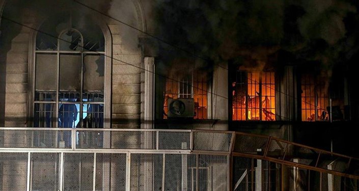 Suudi Arabistan'ın Tahran Büyükelçiliği ateşe verildi